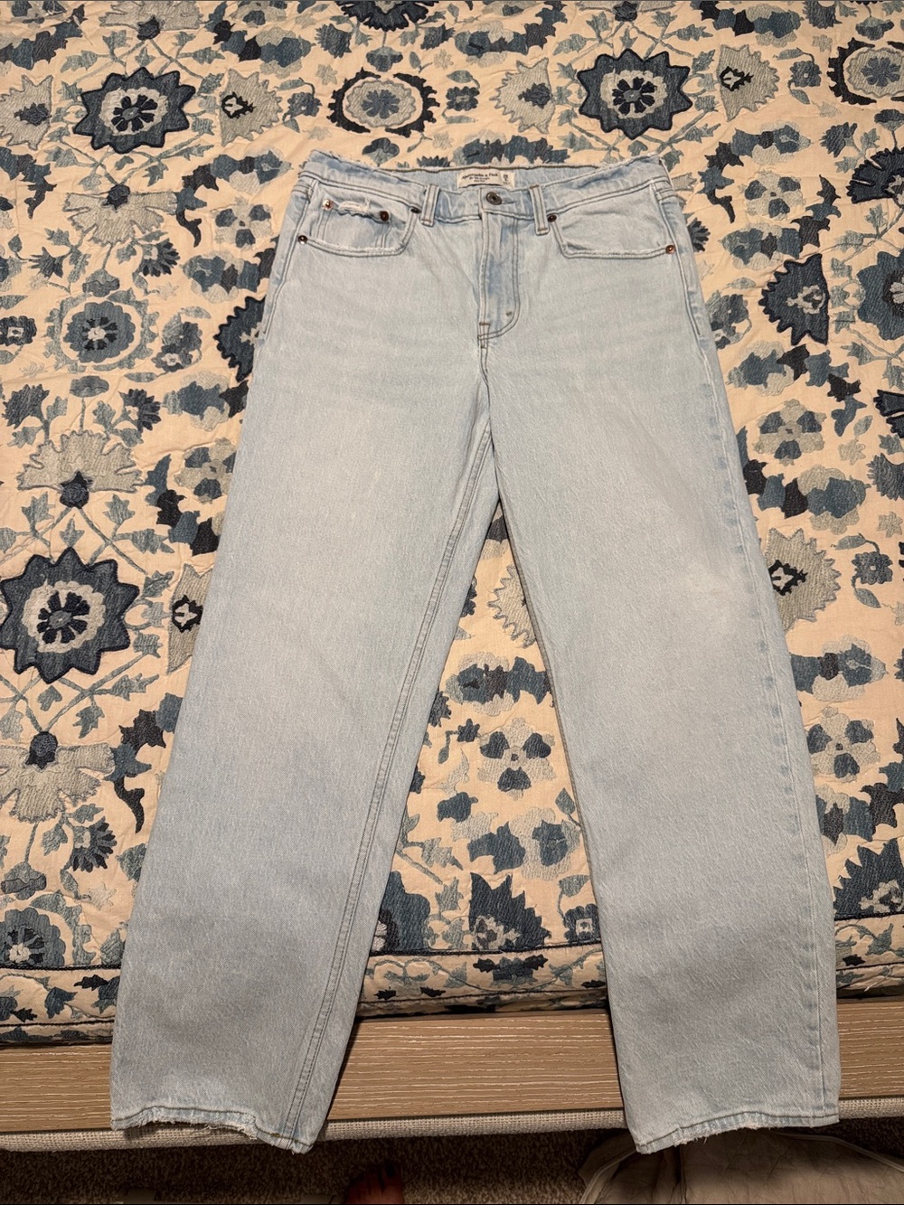 Light Wash Women's Straight-Leg 90’s straight mid rise Jeans - Light Blue
